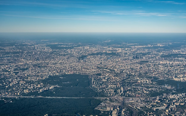 Vue aérienne photo d'un avion de la ville et ciel clair photo aérienne d'une grande ville depuis une fenêtre d'avion vue de la ville à travers la fenêtre d'un avion