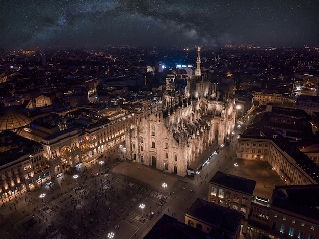 Vue aérienne de la piazza duomo devant la cathédrale gothique au centre de milan la nuit