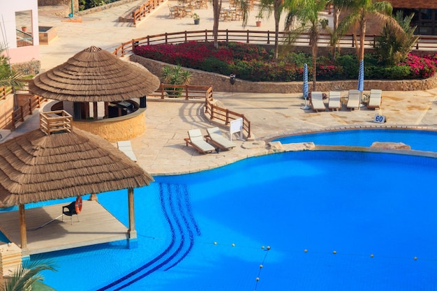 Vue aérienne de la piscine à l'eau claire dans un complexe tropical