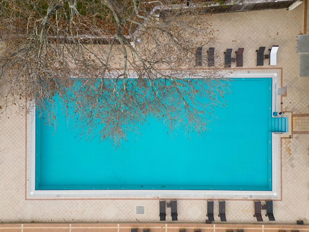 Vue aérienne sur la piscine de l'hôtel sans personne