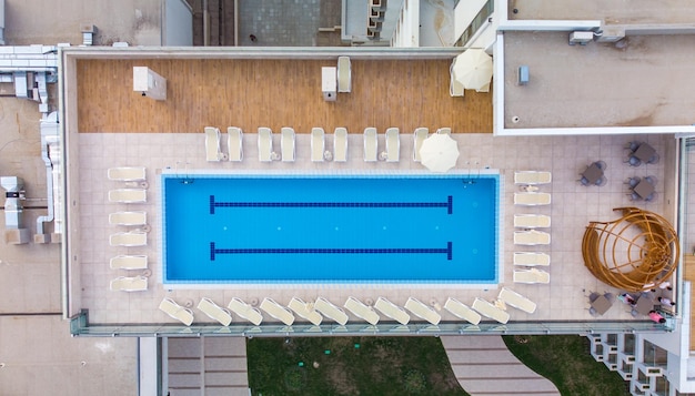 Vue aérienne sur la piscine de l'hôtel