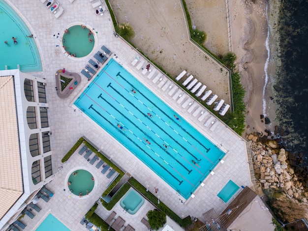 Vue aérienne sur une piscine publique avec des gens nageant dans une belle journée