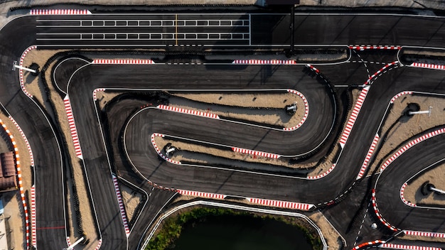 Vue aérienne de la piste de kart de course Piste pour la course automobile vue de dessus Asphalte de course automobile et circuit de rue du grand prix courbe