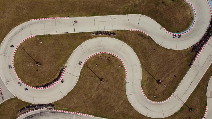Photo vue aérienne de la piste de karting pendant la course plusieurs karts de course s'affrontent sur une piste spéciale