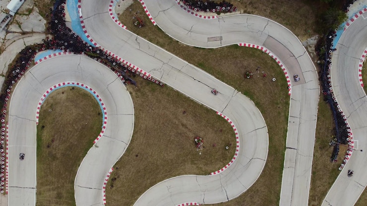 Photo vue aérienne de la piste de karting pendant la course plusieurs karts de course s'affrontent sur une piste spéciale