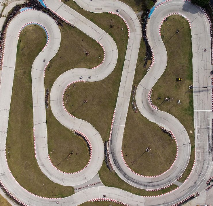 Photo vue aérienne de la piste de karting pendant la course plusieurs karts de course s'affrontent sur une piste spéciale
