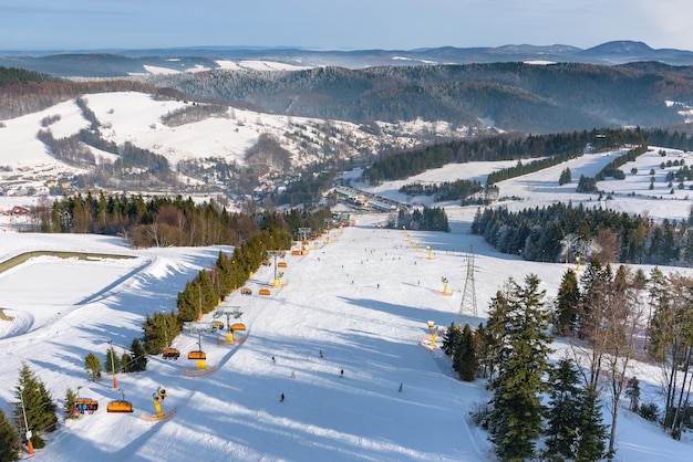 Vue aérienne de la piste de ski de la station de ski Slotwiny Arena