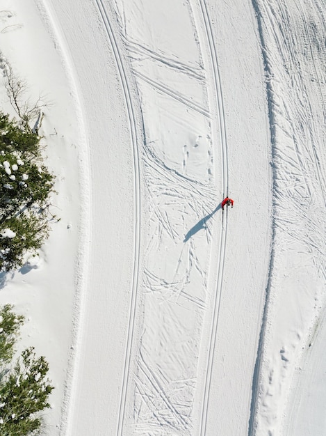 Vue aérienne des pistes de ski dans la neige Homme skiant en Finlande Tiré d'en haut