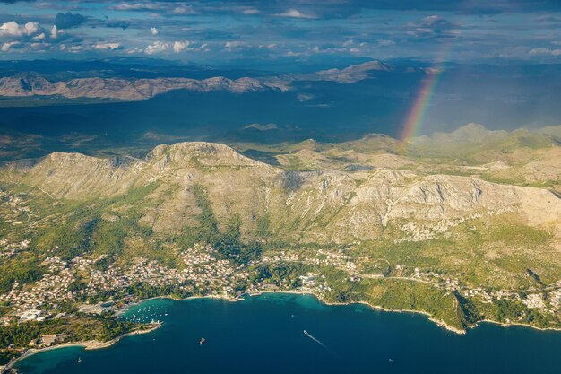 Vue aérienne pittoresque avec montagnes arc-en-ciel et côte Adriatique en Croatie