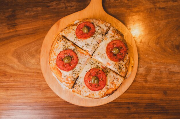 Vue aérienne d'une pizza napolitaine sur une table en bois