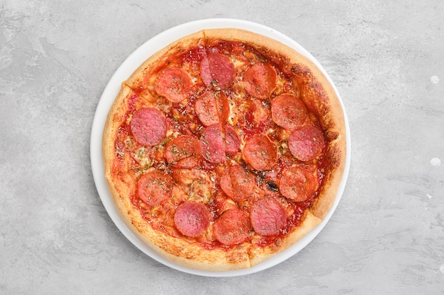 Vue aérienne de pizza pepperoni de petite taille sur une assiette