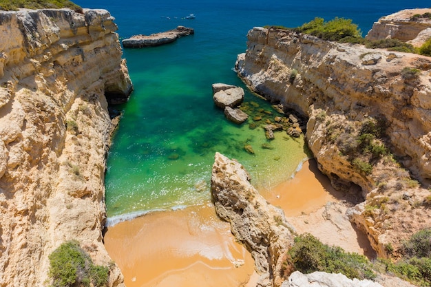 Vue aérienne de la plage d'Albandeira Praia da Albandeira à Lagoa Algarve Portugal