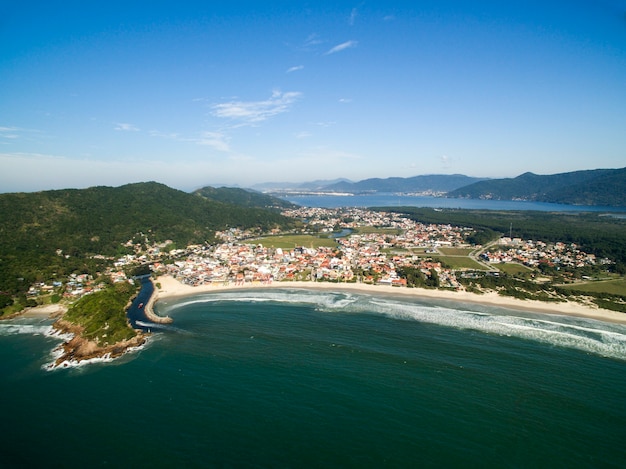 Vue aérienne de la plage de Barra da Lagoa à Florianopolis, Brésil. Juillet 2017.