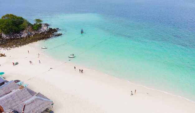 Vue aérienne de la plage blanche de l'île de Khai, Phuket Thaïlande