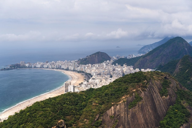 Vue aérienne de la plage de Copacabana avec ses bâtiments mer et paysage Immenses collines sur toute la longueur Immensité de la ville de Rio de Janeiro Brésil en arrière-plan