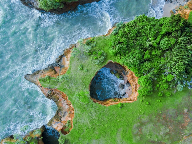 Vue aérienne de la plage de corail sur la plage. La vue sur la mer de Bengkulu, Indonésie. love beach en indonésie