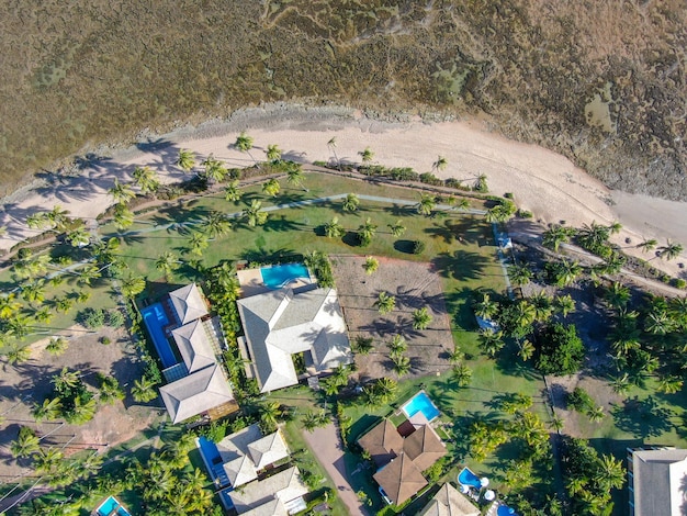 Photo vue aérienne de la plage côtière de praia do forte avec villas et piscines