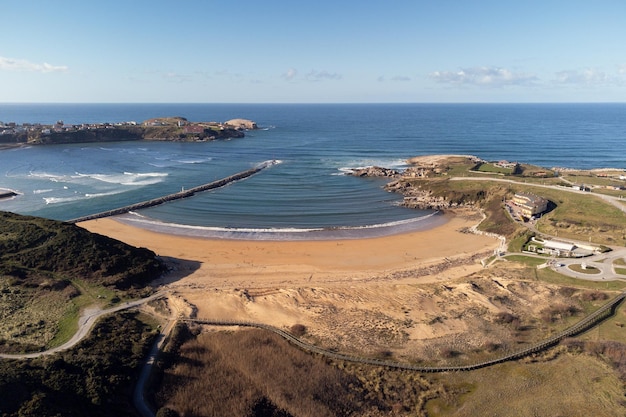 Vue aérienne de la plage de Cuchia en Cantabrie