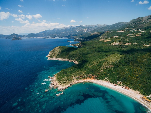 Vue aérienne sur la plage de drobni pijesak