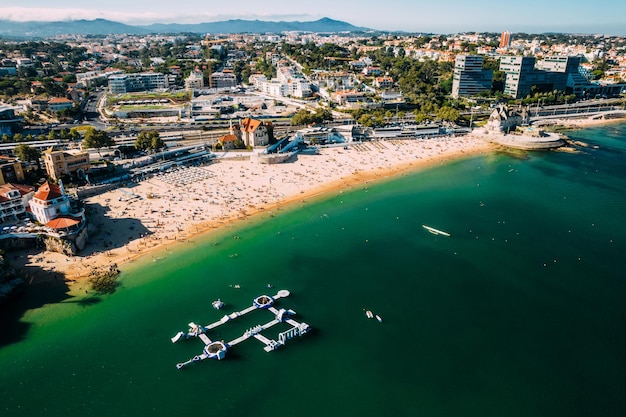 Vue aérienne de la plage de la Duquesa à Cascais au Portugal pendant l'été Personnes jouant dans l'eau