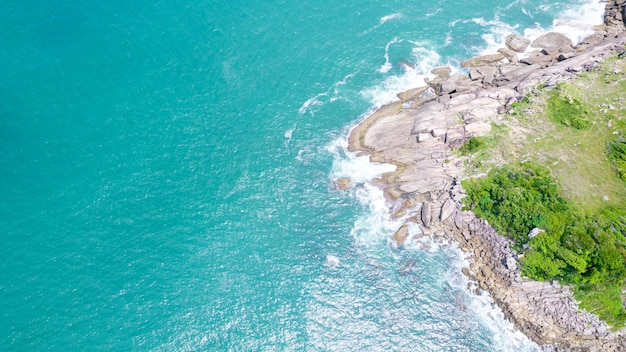 Vue aérienne de la plage d'Enseada à Guaruj, Brésil. rochers et mer bleue sur la côte.