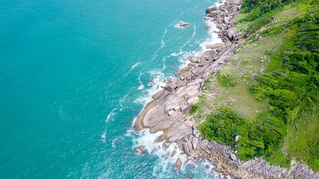 Vue aérienne de la plage d'Enseada à Guaruj, Brésil. rochers et mer bleue sur la côte.