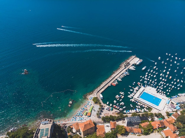 Vue aérienne de la plage ensoleillée à herceg novi monténégro. vacances d'été