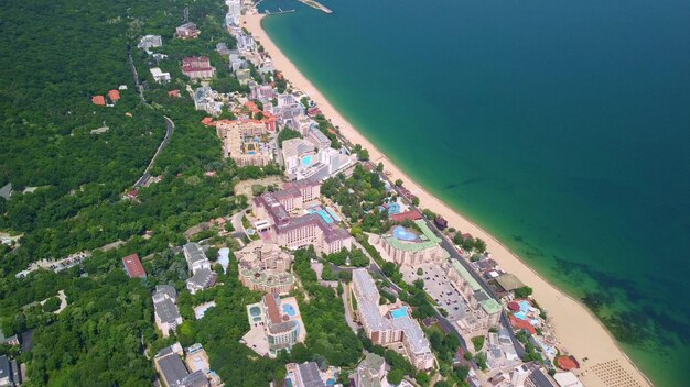 Vue aérienne de la plage et des hôtels de Golden Sands Zlatni Piasaci Varna Bulgarie