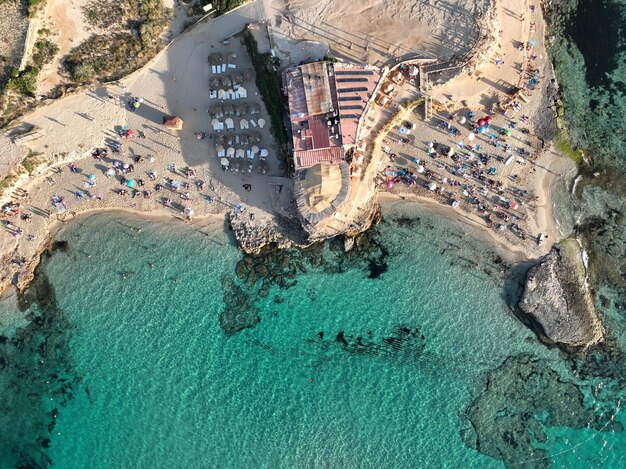 Vue aérienne de la plage d'Ibiza en été. Bateaux et yachts dans une eau cristalline.