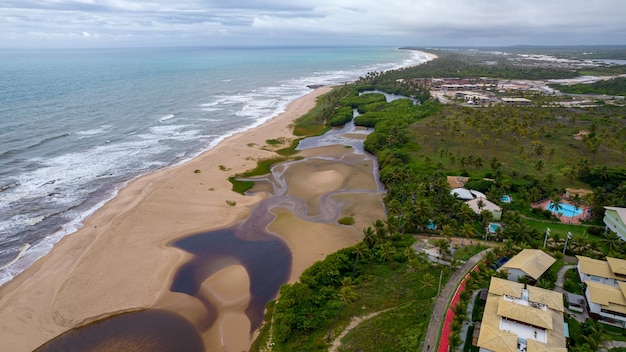 Vue aérienne de la plage d'Imbassai, Bahia, Brésil. Belle plage au nord-est avec une rivière