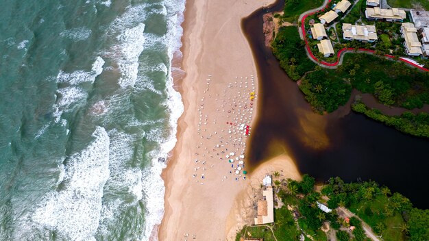 Vue aérienne de la plage d'Imbassai, Bahia, Brésil. Belle plage au nord-est avec une rivière