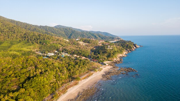 Une vue aérienne de la plage de Khlong Hin sur l'île de Lanta Noi, au sud de la Thaïlande