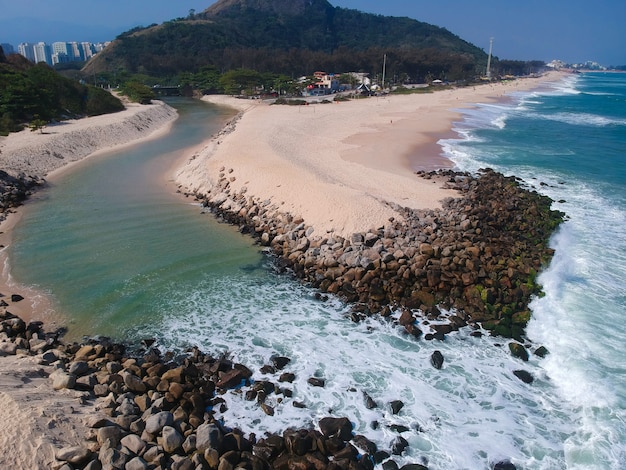 Vue aérienne de la plage de Macumba, Rio de Janeiro, Brésil. Photo de drone.