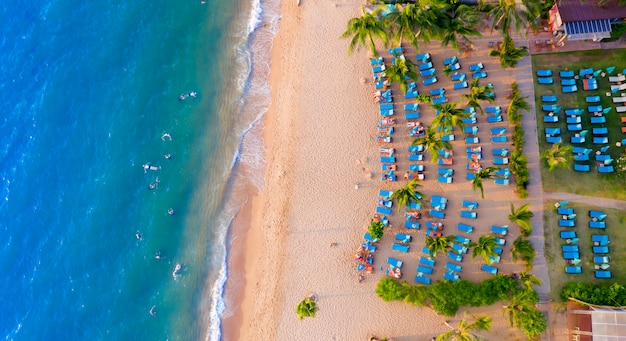 Vue aérienne de la plage de la mer de belles vacances d'été