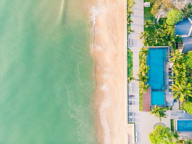 Vue aérienne de la plage et de la mer