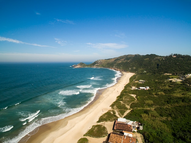 Vue aérienne de la plage Mole (Praia Mole) à Florianopolis, Santa Catarina, Brésil.