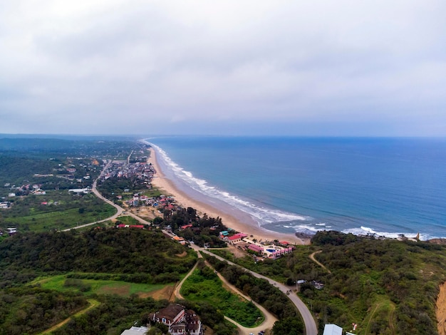 vue aérienne de la plage de montanita en équateur