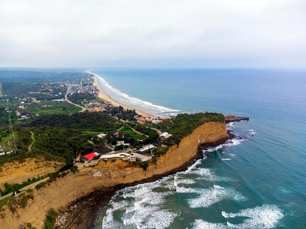 vue aérienne de la plage de montanita en équateur