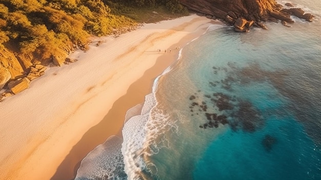 Vue aérienne d'une plage avec un océan bleu et une plage au premier plan.