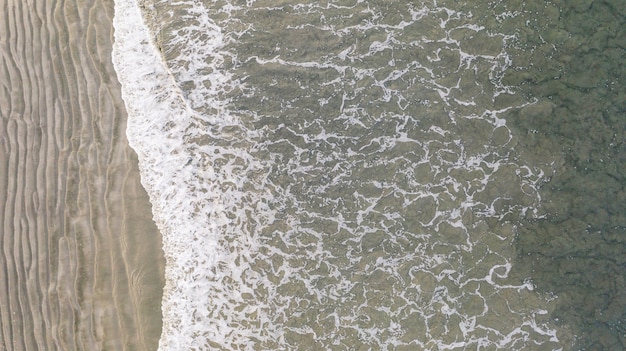 Vue aérienne, plage, à, ombre eau, et, vague mousse, sur, mer tropicale