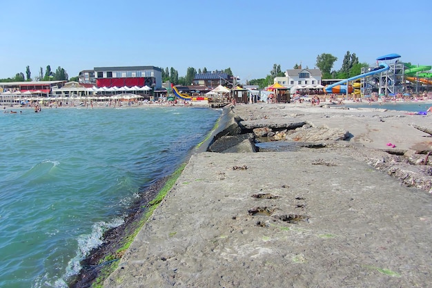 Vue aérienne sur la plage et la poire de Sopot en été Ukraine