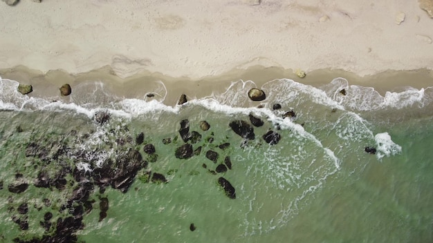 Vue aérienne de la plage rocheuse et des vagues de la mer