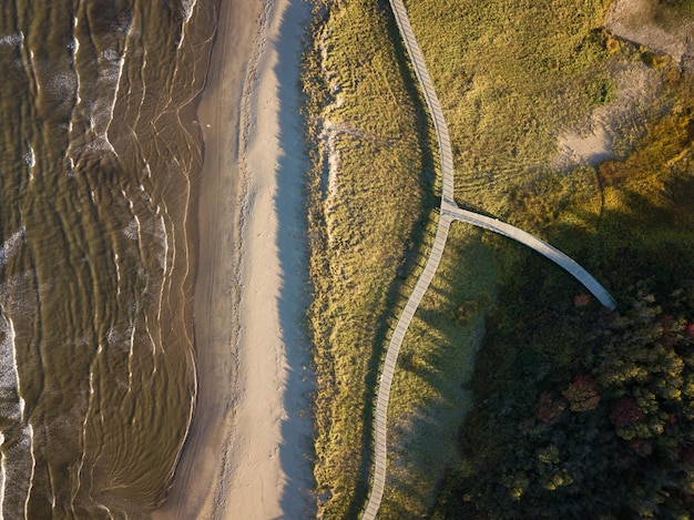 Vue aérienne d'une plage de sable sur la côte de l'océan Atlantique