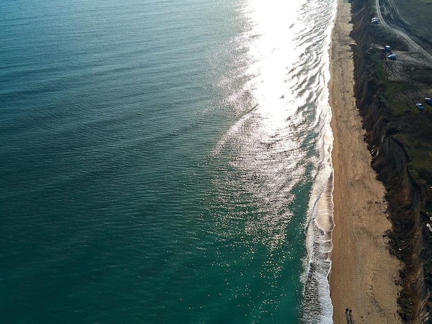 Vue aérienne de la plage de sable et de la mer avec des vagues Vue de dessus