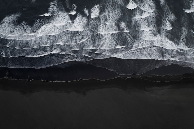 Vue aérienne de la plage de sable noir en Islande