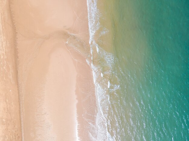 Vue aérienne de la plage de sable et de l'océan avec des vagues