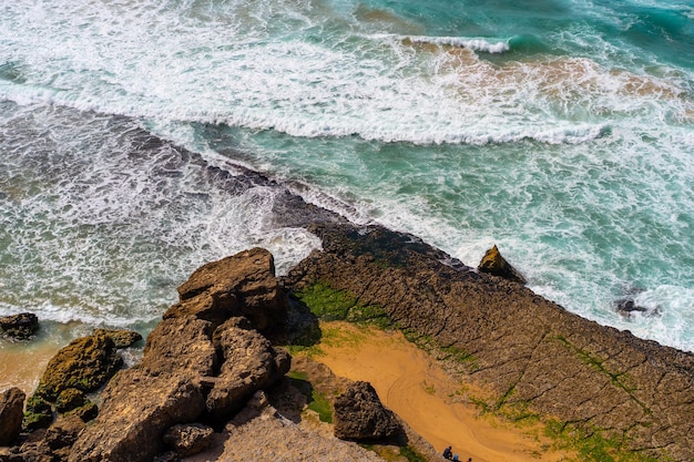 Vue aérienne de la plage de sable tropicale et de l'océan aux eaux turquoises avec des vagues Journée ensoleillée sur la plage de l'océan Atlantique