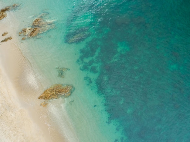 Vue aérienne de la plage de sable et des vagues Belle mer tropicale dans l'image de la saison estivale du matin par drone de vue aérienne tourné Vue grand angle de haut en bas