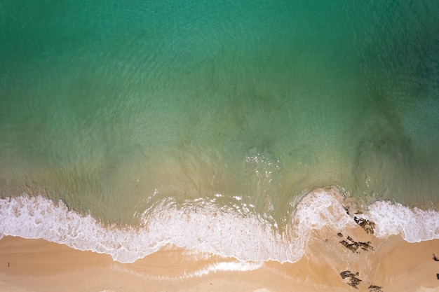 Vue aérienne plage de sable et vagues Belle mer tropicale le matin en été plage Vue aérienne drone tourné vue grand angle Mer de haut en bas