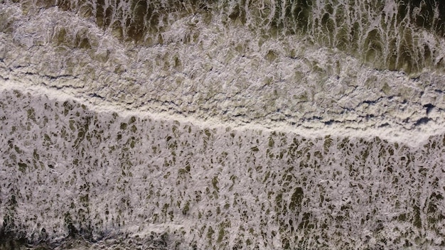 Vue aérienne de la plage de sable et des vagues de la mer